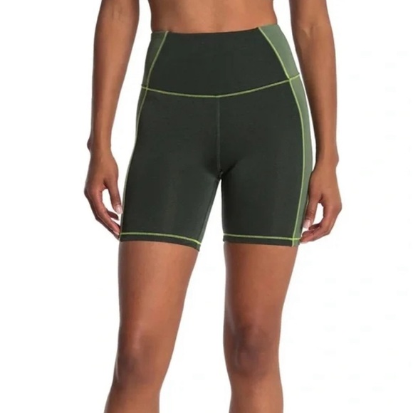 Good American Pants - GOOD AMERICAN the dual life tonal biker shorts in heathered forest size 0